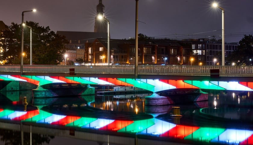 Powiększ obraz: Próby iluminacji na mostach Uniwersyteckich. Zdjęcie z 8 października 2025 r.