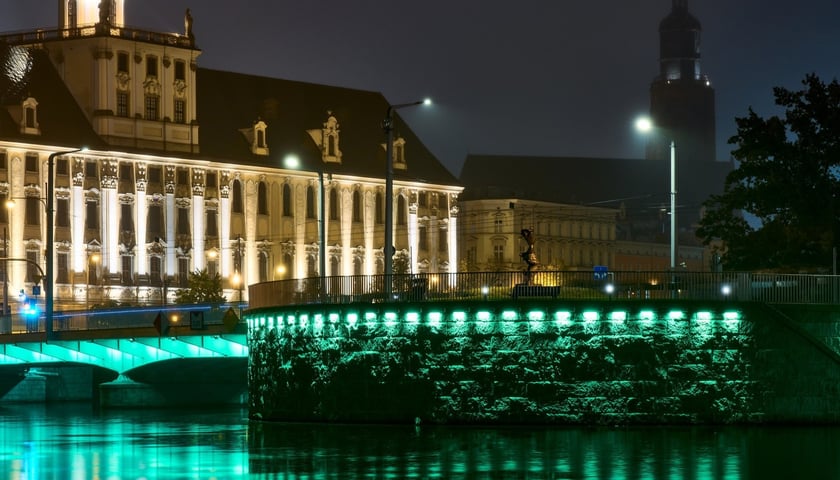 Powiększ obraz: Próby iluminacji na mostach Uniwersyteckich. Zdjęcie z 8 października 2025 r.