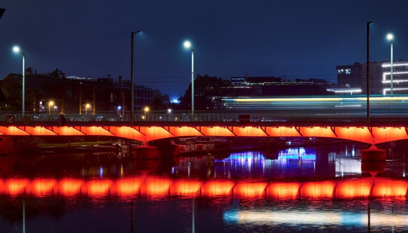 Powiększ obraz: Próby iluminacji na mostach Uniwersyteckich. Zdjęcie z 8 października 2025 r.