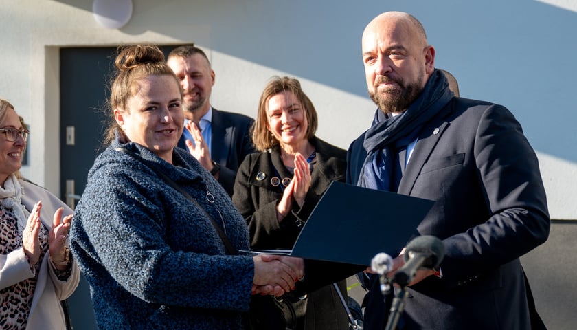 Powiększ obraz: 100-letni budynek przy ul. Wilczej już po remoncie. W mieszkaniach komunalnych zamieszka w nim 27 rodzin. Na zdjęciu jedna z nowych mieszkanek odbiera klucze od prezydenta Wrocławia Jacka Sutryka
