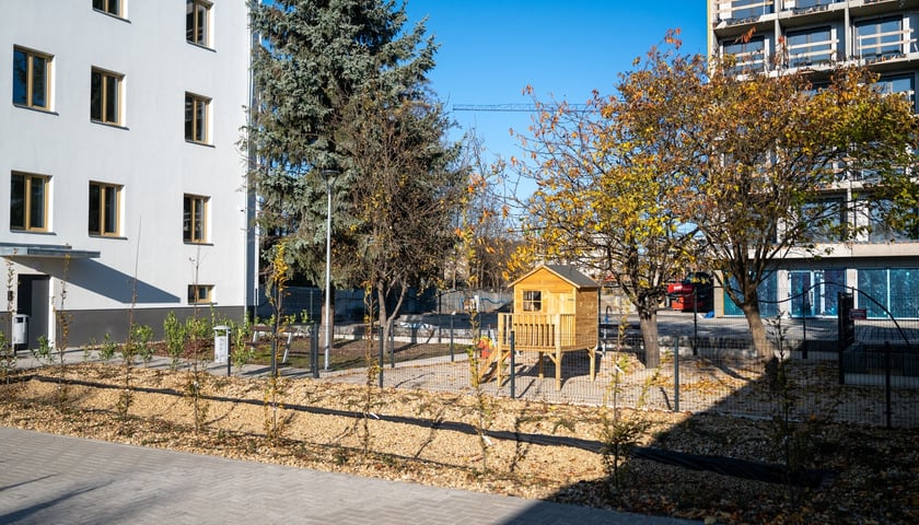 Powiększ obraz: 100-letni budynek przy ul. Wilczej już po remoncie. W mieszkaniach komunalnych zamieszka w nim 27 rodzin