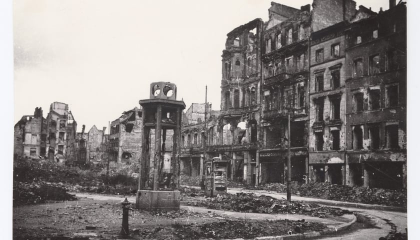 Plac Nowy Targ, 1945 - 1946