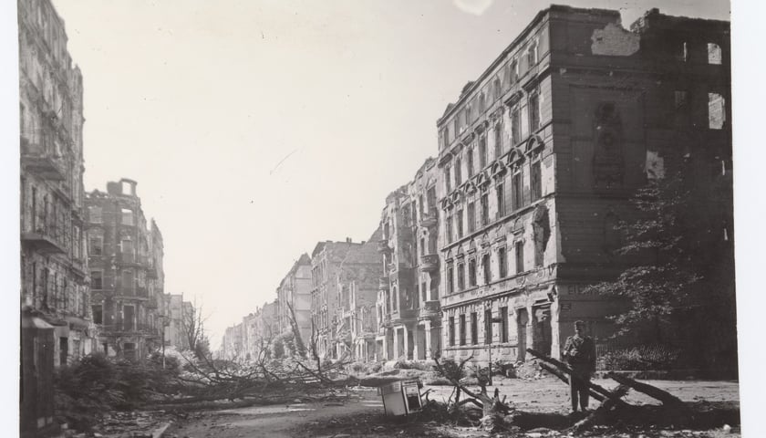 Ulica Komandorska, 1945