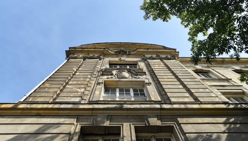 Powiększ obraz: Neobarokowy gmach pod adresem Powstańców Śląskich 134-138, widok z roku 2025