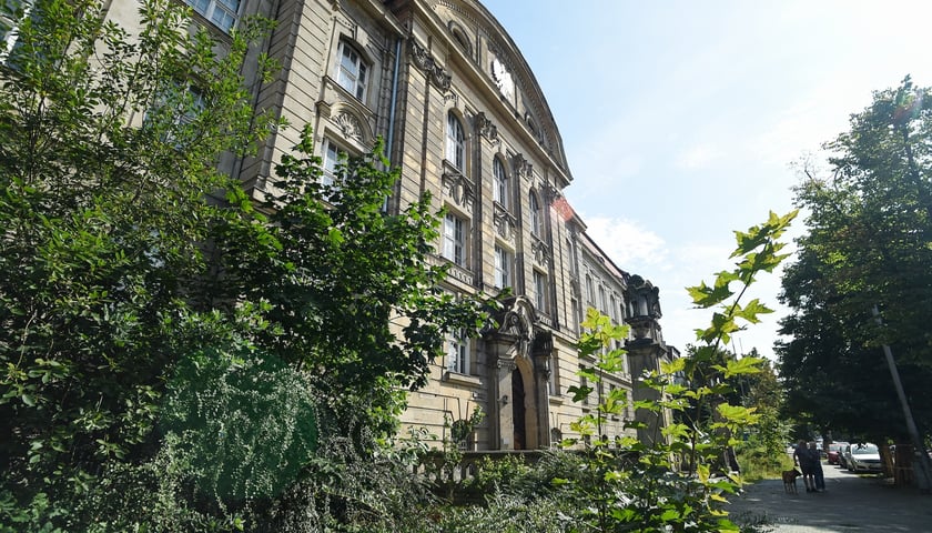 Powiększ obraz: Neobarokowy gmach pod adresem Powstańców Śląskich 134-138, widok z roku 2025