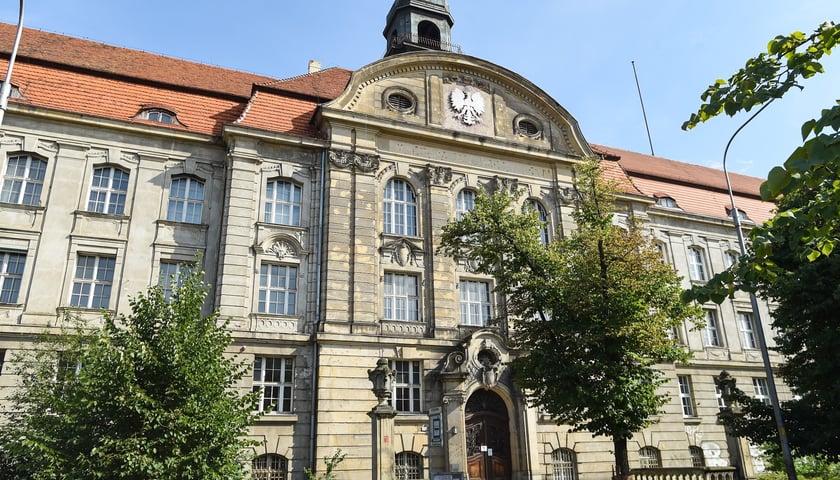 Powiększ obraz: Neobarokowy gmach pod adresem Powstańców Śląskich 134-138, widok z roku 2025