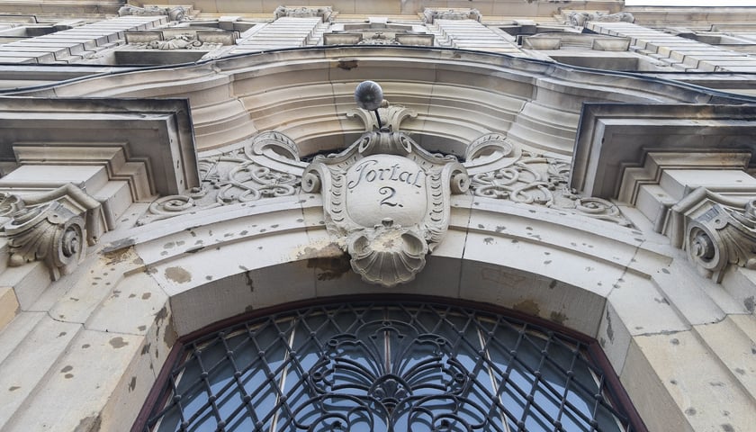 Powiększ obraz: Neobarokowy gmach pod adresem Powstańców Śląskich 134-138, widok z roku 2025