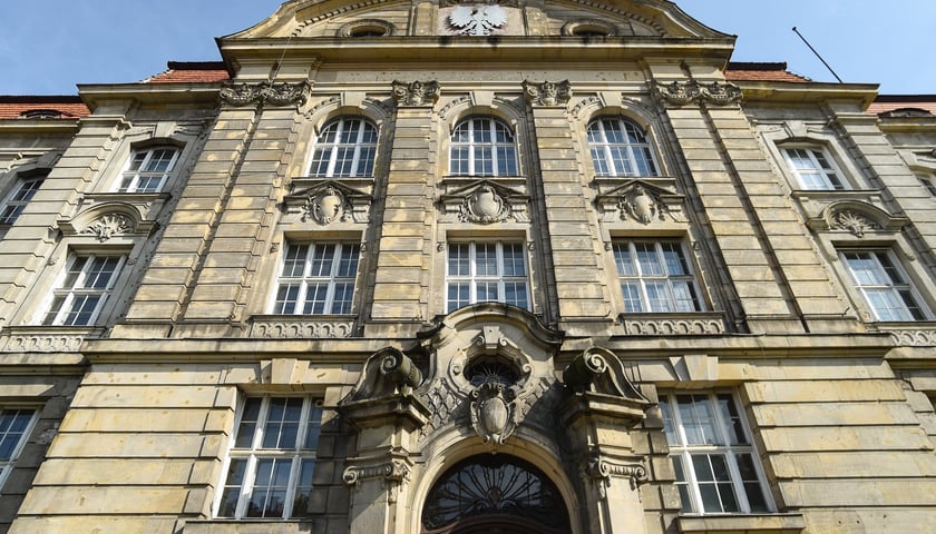 Powiększ obraz: Neobarokowy gmach pod adresem Powstańców Śląskich 134-138, widok z roku 2025