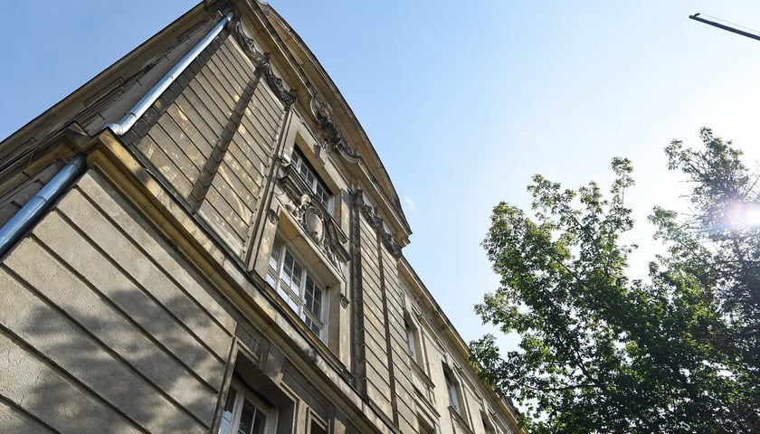 Powiększ obraz: Neobarokowy gmach pod adresem Powstańców Śląskich 134-138, widok z roku 2025