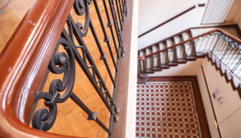 Powiększ obraz: Neobarokowy gmach pod adresem Powstańców Śląskich 134-138, widok z roku 2025