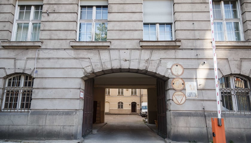 Powiększ obraz: Neobarokowy gmach pod adresem Powstańców Śląskich 134-138, widok z roku 2025