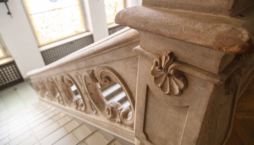 Powiększ obraz: Neobarokowy gmach pod adresem Powstańców Śląskich 134-138, widok z roku 2025