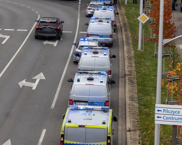 Powiększ obraz: Policjanci podczas zabezpieczania meczu WKS Śląsk Wrocław - Polonia Bytom (niedziela 9 listopada)
