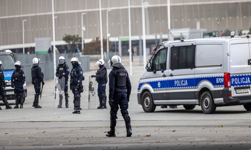 Powiększ obraz: Policjanci podczas zabezpieczania meczu WKS Śląsk Wrocław - Polonia Bytom (niedziela 9 listopada)