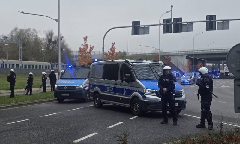 Powiększ obraz: Policjanci podczas zabezpieczania meczu WKS Śląsk Wrocław - Polonia Bytom (niedziela 9 listopada)