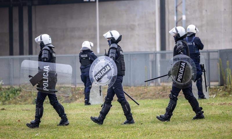 Powiększ obraz: Policjanci podczas zabezpieczania meczu WKS Śląsk Wrocław - Polonia Bytom (niedziela 9 listopada)