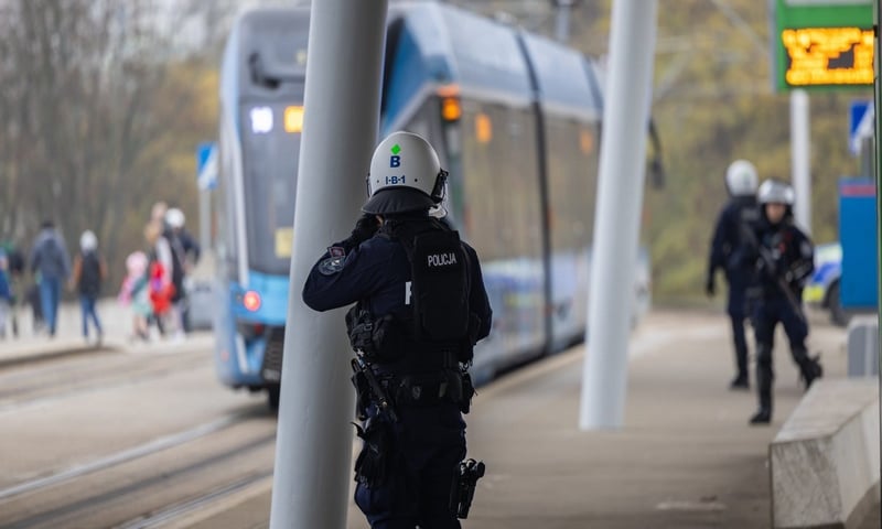 Powiększ obraz: Policjanci podczas zabezpieczania meczu WKS Śląsk Wrocław - Polonia Bytom (niedziela 9 listopada)