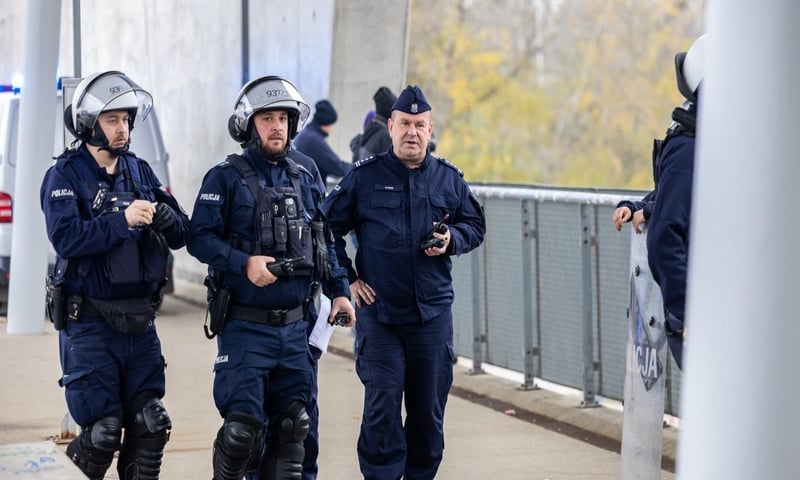 Powiększ obraz: Policjanci podczas zabezpieczania meczu WKS Śląsk Wrocław - Polonia Bytom (niedziela 9 listopada)