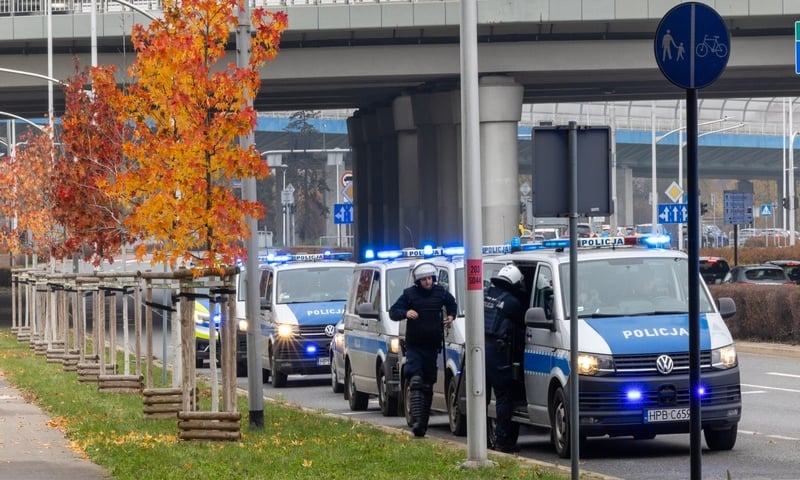 Powiększ obraz: Policjanci podczas zabezpieczania meczu WKS Śląsk Wrocław - Polonia Bytom (niedziela 9 listopada)