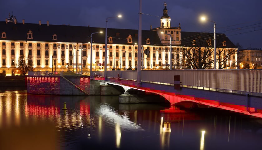 Powiększ obraz: Mosty Uniwersyteckie podświetlone na biało-czerwono w poniedziałkowy wieczór 10 listopada. Tak będą też wyglądać w święto 11 Listopada