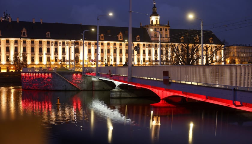 Powiększ obraz: Mosty Uniwersyteckie podświetlone na biało-czerwono w poniedziałkowy wieczór 10 listopada. Tak będą też wyglądać w święto 11 Listopada
