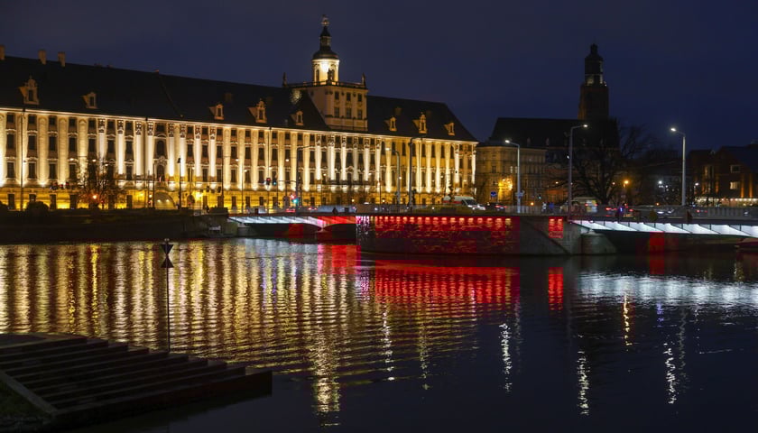 Powiększ obraz: Mosty Uniwersyteckie podświetlone na biało-czerwono w poniedziałkowy wieczór 10 listopada. Tak będą też wyglądać w święto 11 Listopada