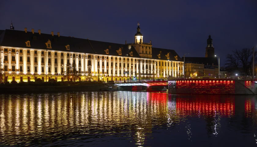 Powiększ obraz: Mosty Uniwersyteckie podświetlone na biało-czerwono w poniedziałkowy wieczór 10 listopada. Tak będą też wyglądać w święto 11 Listopada