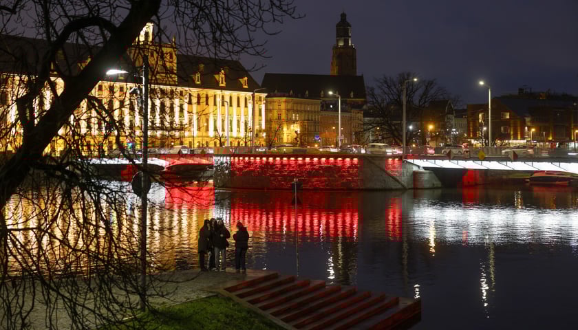 Powiększ obraz: Mosty Uniwersyteckie podświetlone na biało-czerwono w poniedziałkowy wieczór 10 listopada. Tak będą też wyglądać w święto 11 Listopada