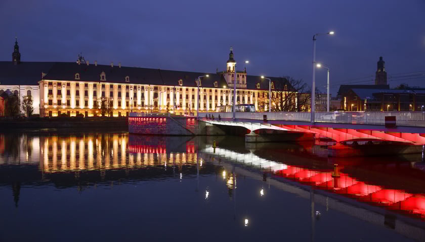 Powiększ obraz: Mosty Uniwersyteckie podświetlone na biało-czerwono w poniedziałkowy wieczór 10 listopada. Tak będą też wyglądać w święto 11 Listopada