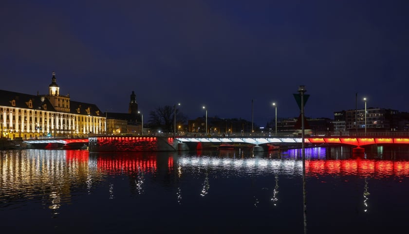 Powiększ obraz: Mosty Uniwersyteckie podświetlone na biało-czerwono w poniedziałkowy wieczór 10 listopada. Tak będą też wyglądać w święto 11 Listopada