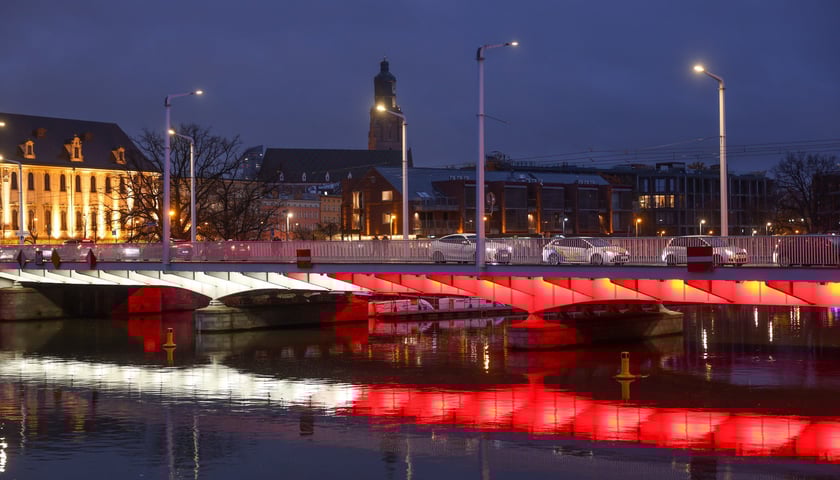 Powiększ obraz: Mosty Uniwersyteckie podświetlone na biało-czerwono w poniedziałkowy wieczór 10 listopada. Tak będą też wyglądać w święto 11 Listopada