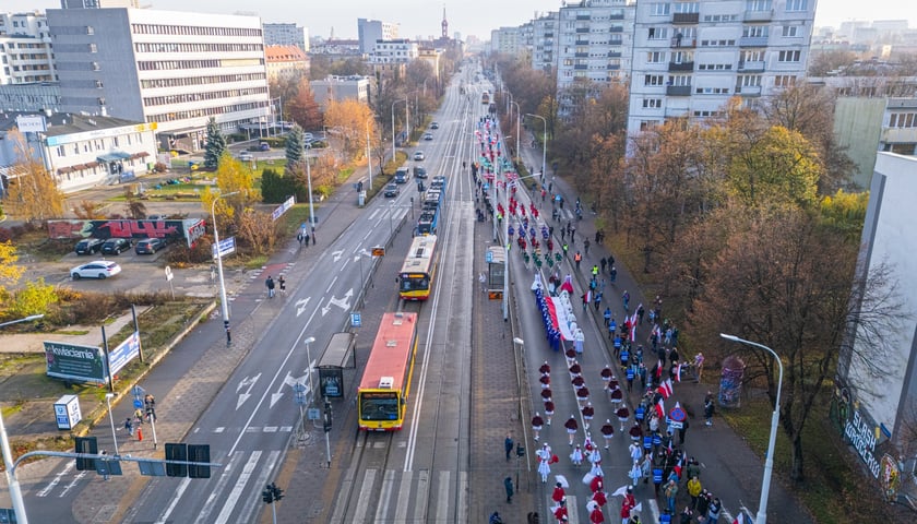 Powiększ obraz: Radosna Parada Niepodległości przeszła z Centrum Historii Zajezdnia przy ul. Grabiszyńskiej na wrocławski Rynek