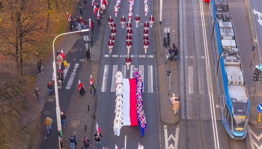 Powiększ obraz: Radosna Parada Niepodległości przeszła z Centrum Historii Zajezdnia przy ul. Grabiszyńskiej na wrocławski Rynek