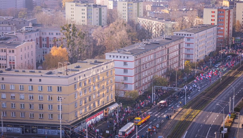 Powiększ obraz: Radosna Parada Niepodległości przeszła z Centrum Historii Zajezdnia przy ul. Grabiszyńskiej na wrocławski Rynek