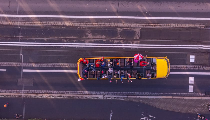 Powiększ obraz: Radosna Parada Niepodległości przeszła z Centrum Historii Zajezdnia przy ul. Grabiszyńskiej na wrocławski Rynek
