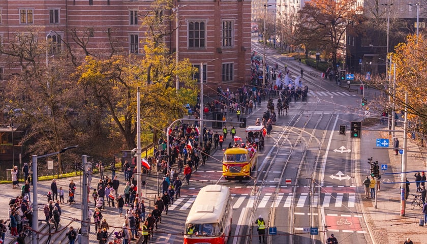 Powiększ obraz: Radosna Parada Niepodległości przeszła z Centrum Historii Zajezdnia przy ul. Grabiszyńskiej na wrocławski Rynek