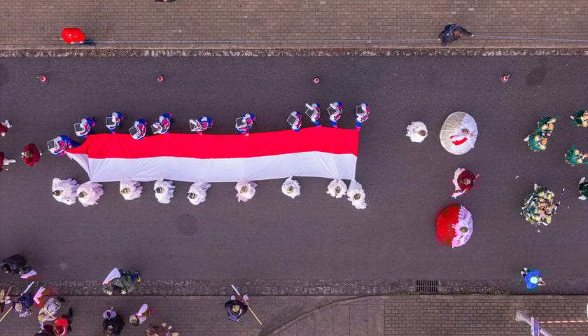 Powiększ obraz: Radosna Parada Niepodległości przeszła z Centrum Historii Zajezdnia przy ul. Grabiszyńskiej na wrocławski Rynek