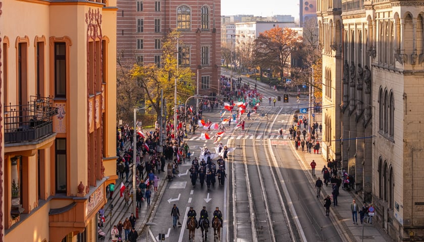 Powiększ obraz: Radosna Parada Niepodległości przeszła z Centrum Historii Zajezdnia przy ul. Grabiszyńskiej na wrocławski Rynek
