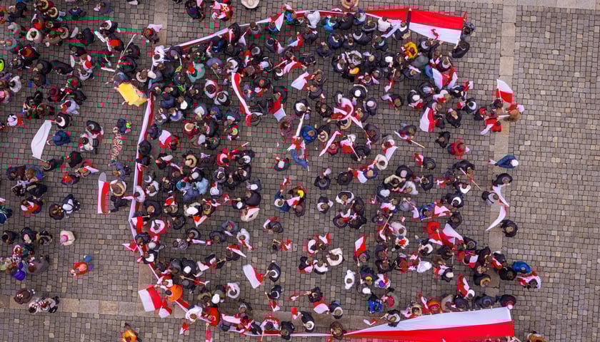 Powiększ obraz: Radosna Parada Niepodległości przeszła z Centrum Historii Zajezdnia przy ul. Grabiszyńskiej na wrocławski Rynek