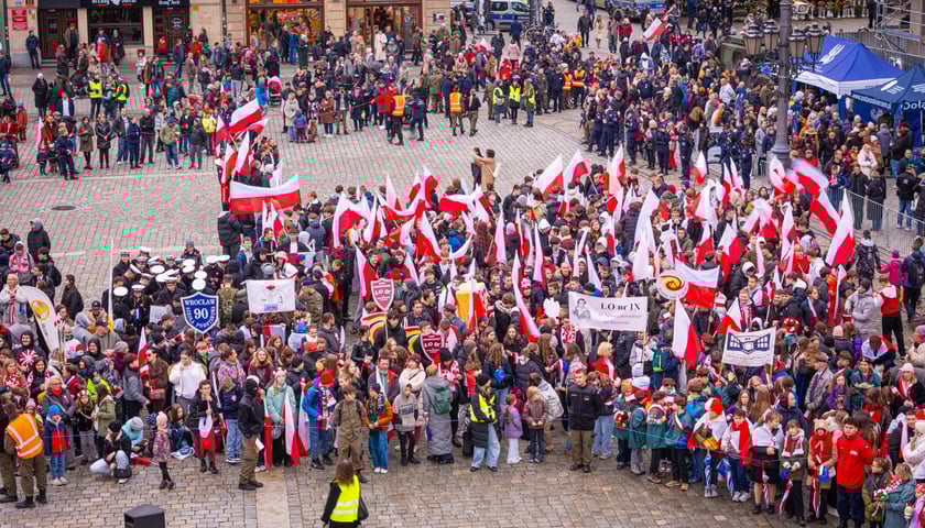 Powiększ obraz: Radosna Parada Niepodległości przeszła z Centrum Historii Zajezdnia przy ul. Grabiszyńskiej na wrocławski Rynek