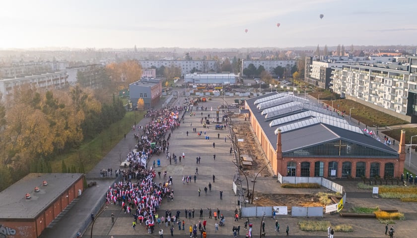 Powiększ obraz: Radosna Parada Niepodległości przeszła z Centrum Historii Zajezdnia przy ul. Grabiszyńskiej na wrocławski Rynek