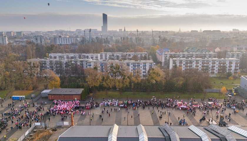 Powiększ obraz: Radosna Parada Niepodległości przeszła z Centrum Historii Zajezdnia przy ul. Grabiszyńskiej na wrocławski Rynek