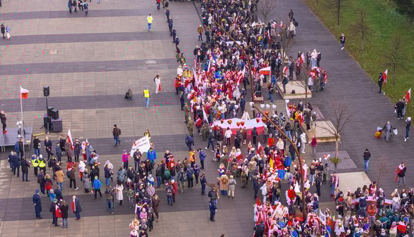 Powiększ obraz: Radosna Parada Niepodległości przeszła z Centrum Historii Zajezdnia przy ul. Grabiszyńskiej na wrocławski Rynek