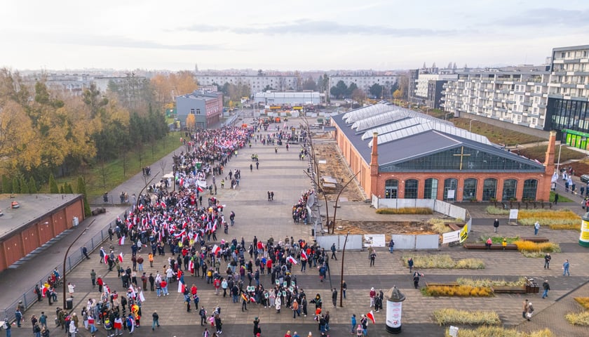 Powiększ obraz: Radosna Parada Niepodległości przeszła z Centrum Historii Zajezdnia przy ul. Grabiszyńskiej na wrocławski Rynek
