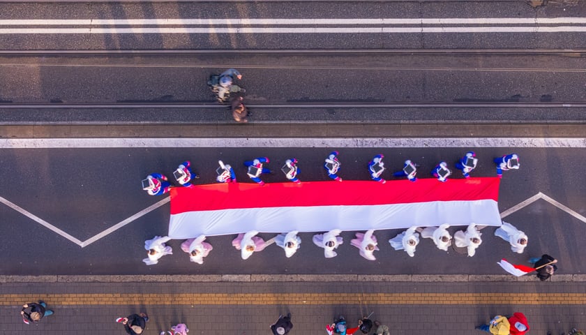 Powiększ obraz: Radosna Parada Niepodległości przeszła z Centrum Historii Zajezdnia przy ul. Grabiszyńskiej na wrocławski Rynek