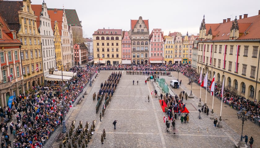 Powiększ obraz: Uroczyste obchody Święta Niepodległości na wrocławskim Rynku
