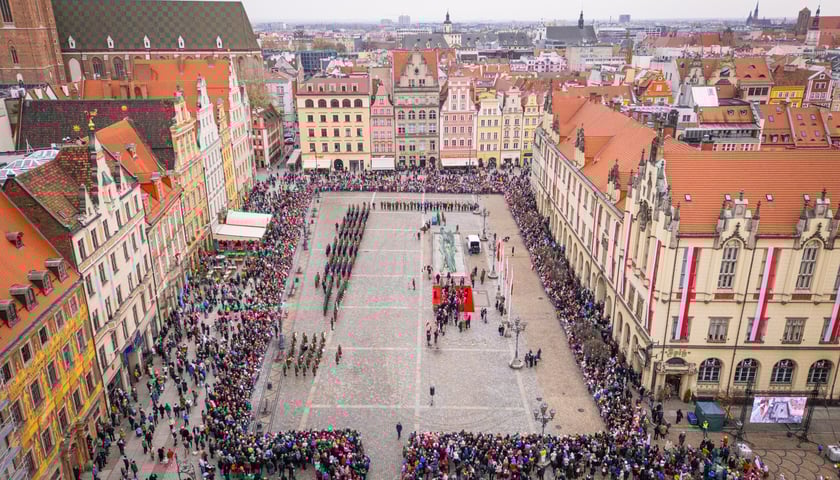 Powiększ obraz: Uroczyste obchody Święta Niepodległości na wrocławskim Rynku