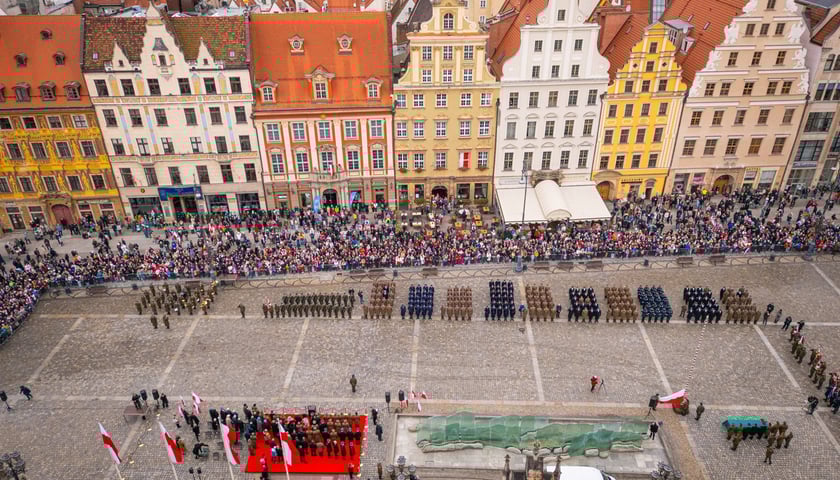 Powiększ obraz: Uroczyste obchody Święta Niepodległości na wrocławskim Rynku
