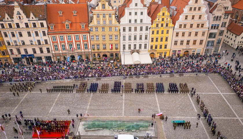 Powiększ obraz: Uroczyste obchody Święta Niepodległości na wrocławskim Rynku