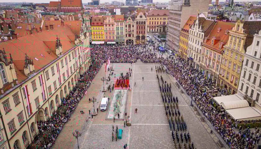 Powiększ obraz: Uroczyste obchody Święta Niepodległości na wrocławskim Rynku